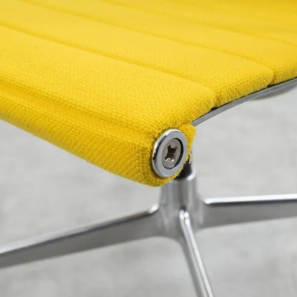 Illustration numéro 4 du produit Fauteuil Aluminum Group EA107 de Charles et Ray Eames en tissu jaune.