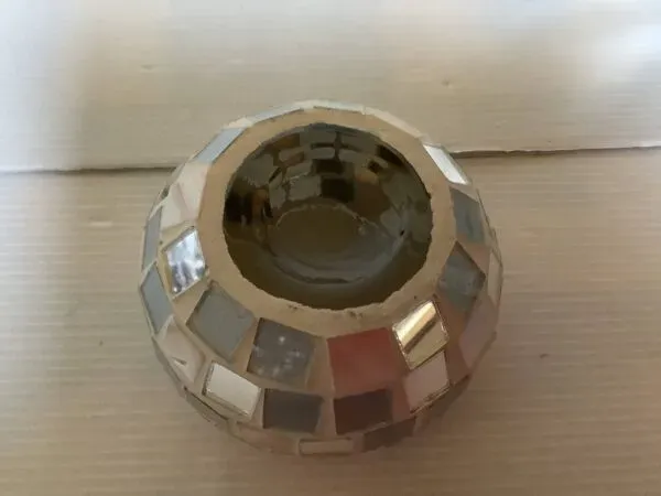 Illustration numéro 4 du produit Quatre bougeoirs photophores mosaïque miroir et nacre