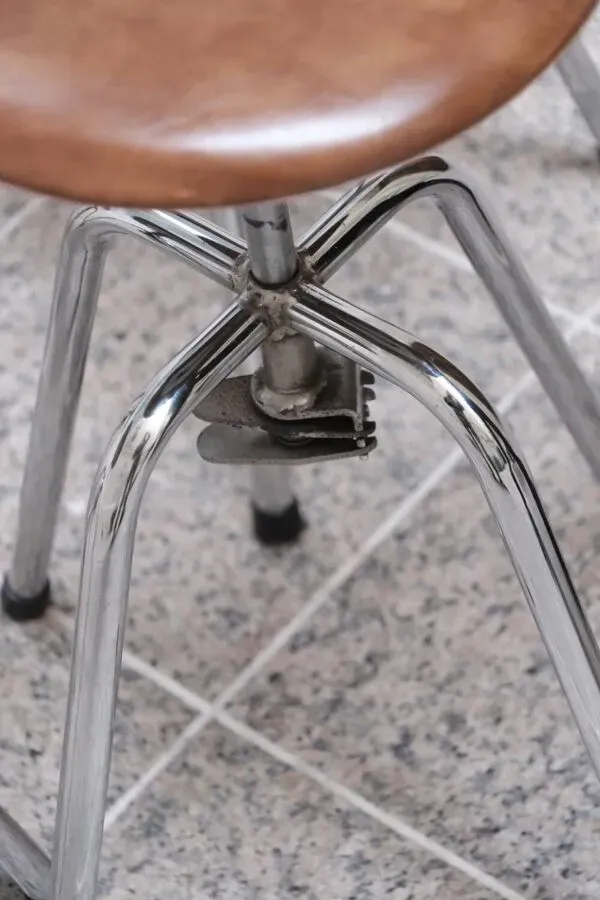 Illustration numéro 4 du produit Tabouret d’atelier vintage Jidé – Limoges