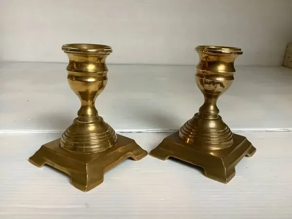 Illustration numéro 4 du produit Paire de petits bougeoirs en laiton