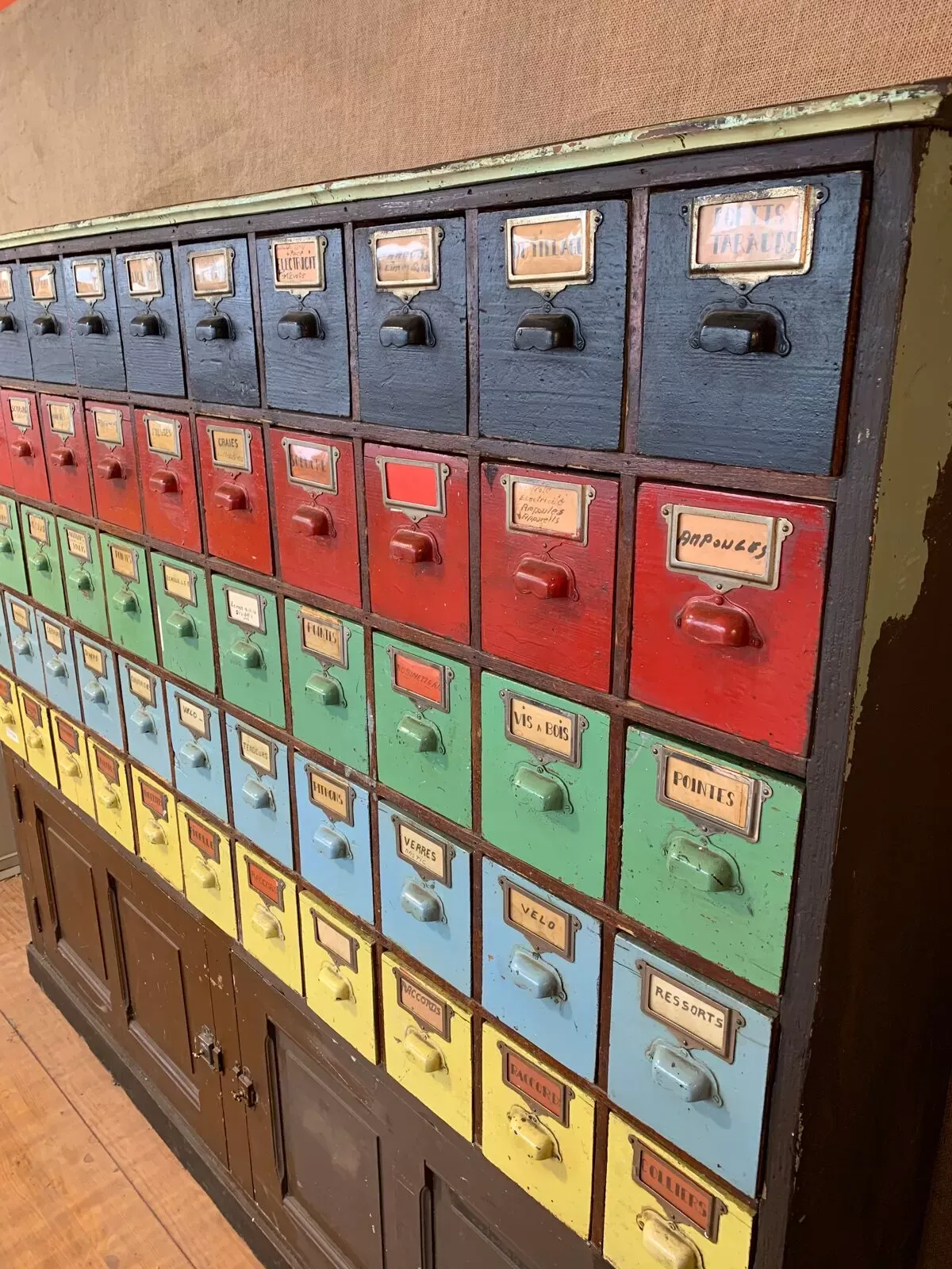 Illustration numéro 4 du produit Meuble de métier