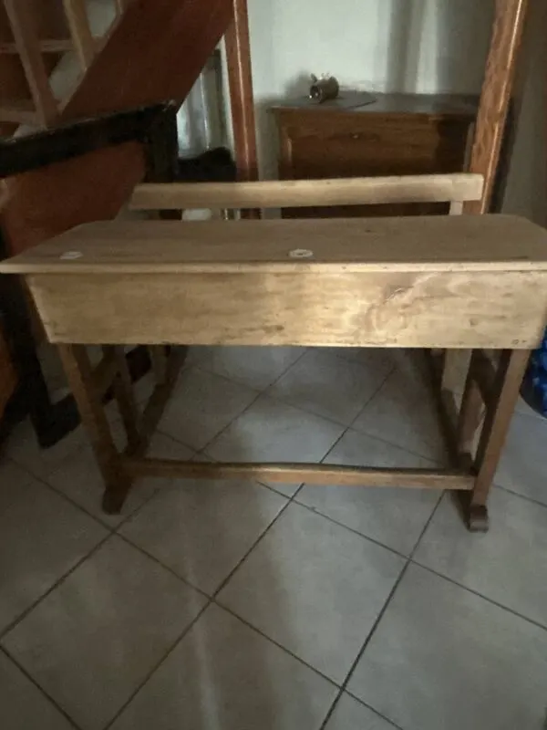 Illustration numéro 4 du produit Bureau écolier double en bois