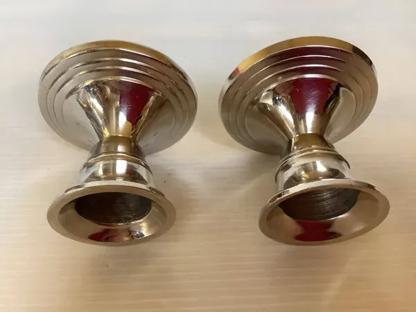 Illustration numéro 4 du produit Paire de petits bougeoirs argentés en métal