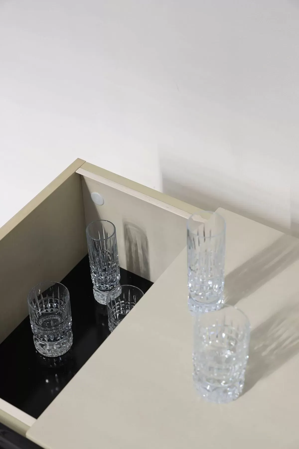 Illustration numéro 4 du produit DF2000 trolley bar cabinet by Raymond Loewy for the Doubinsky Frères 1968