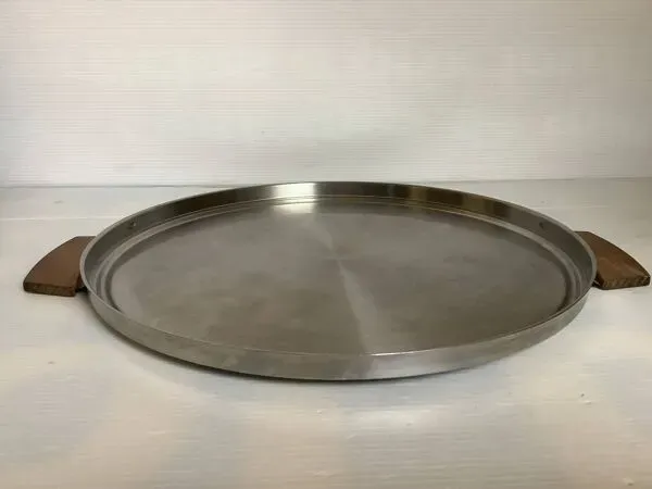 Illustration numéro 4 du produit Plateau plat grand en métal et bois style scandinave