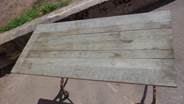 Illustration numéro 4 du produit Table bistrot, pieds fonte