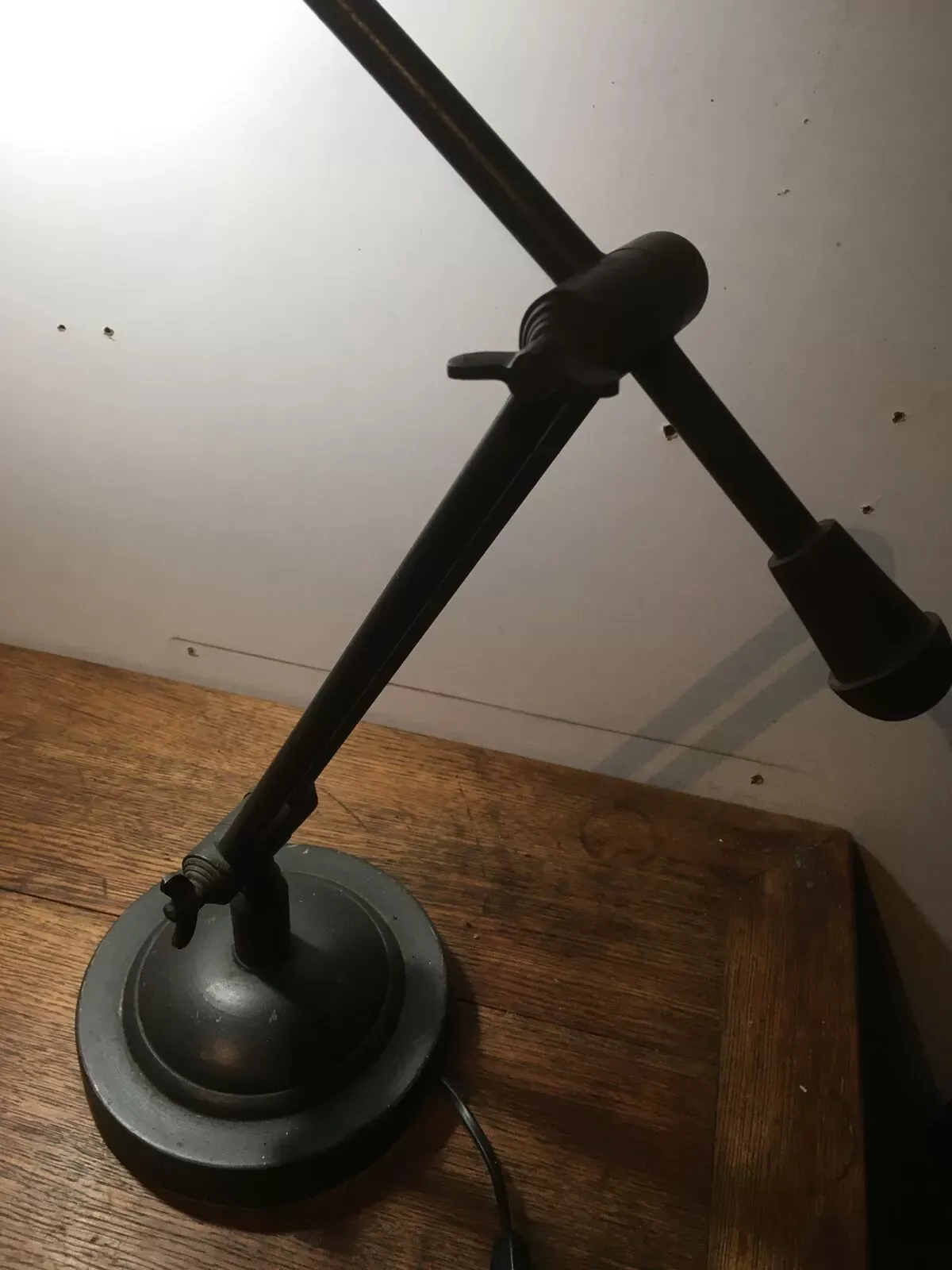 Illustration numéro 4 du produit Lampe de bureau articulée en métal de style industriel