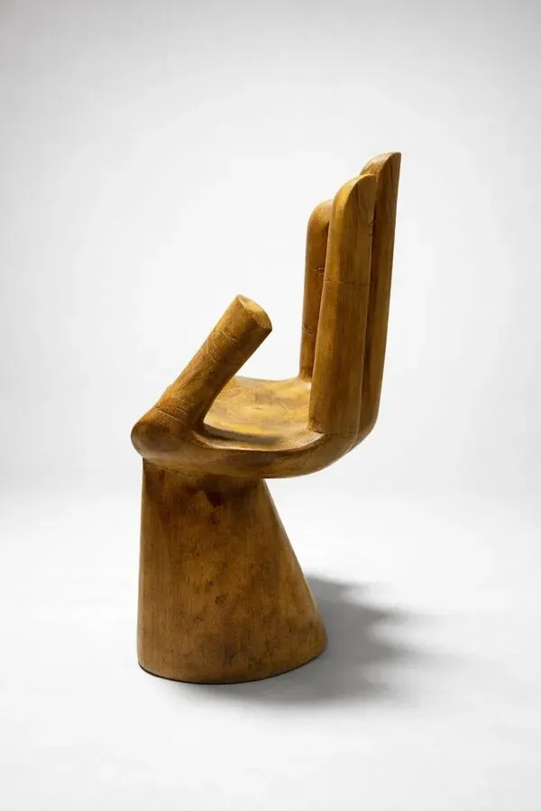 Illustration numéro 4 du produit Fauteuil sculptural en bois formant une main