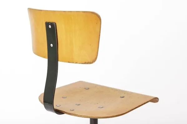 Illustration numéro 4 du produit Chaise pivotante industrielle par Heni Allemagne, chaise d'atelier Bauhaus des années 1950.
