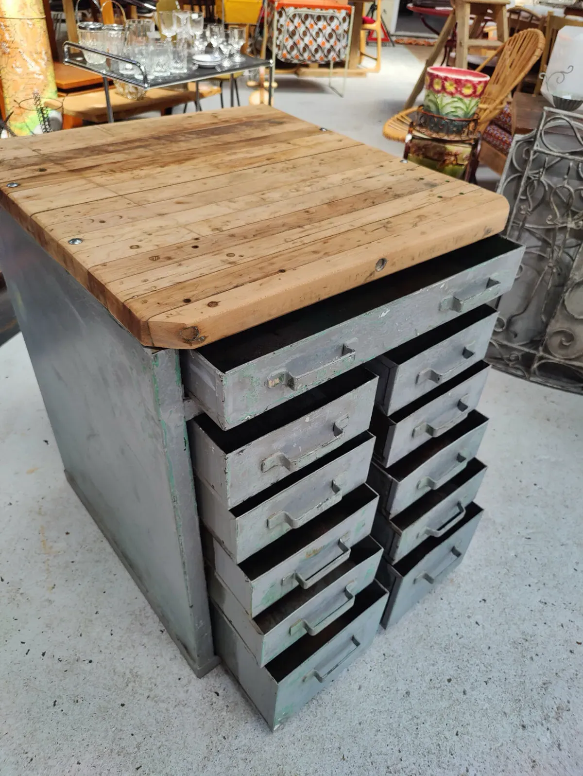 Illustration numéro 4 du produit Meuble à tiroirs ancien plein de charme