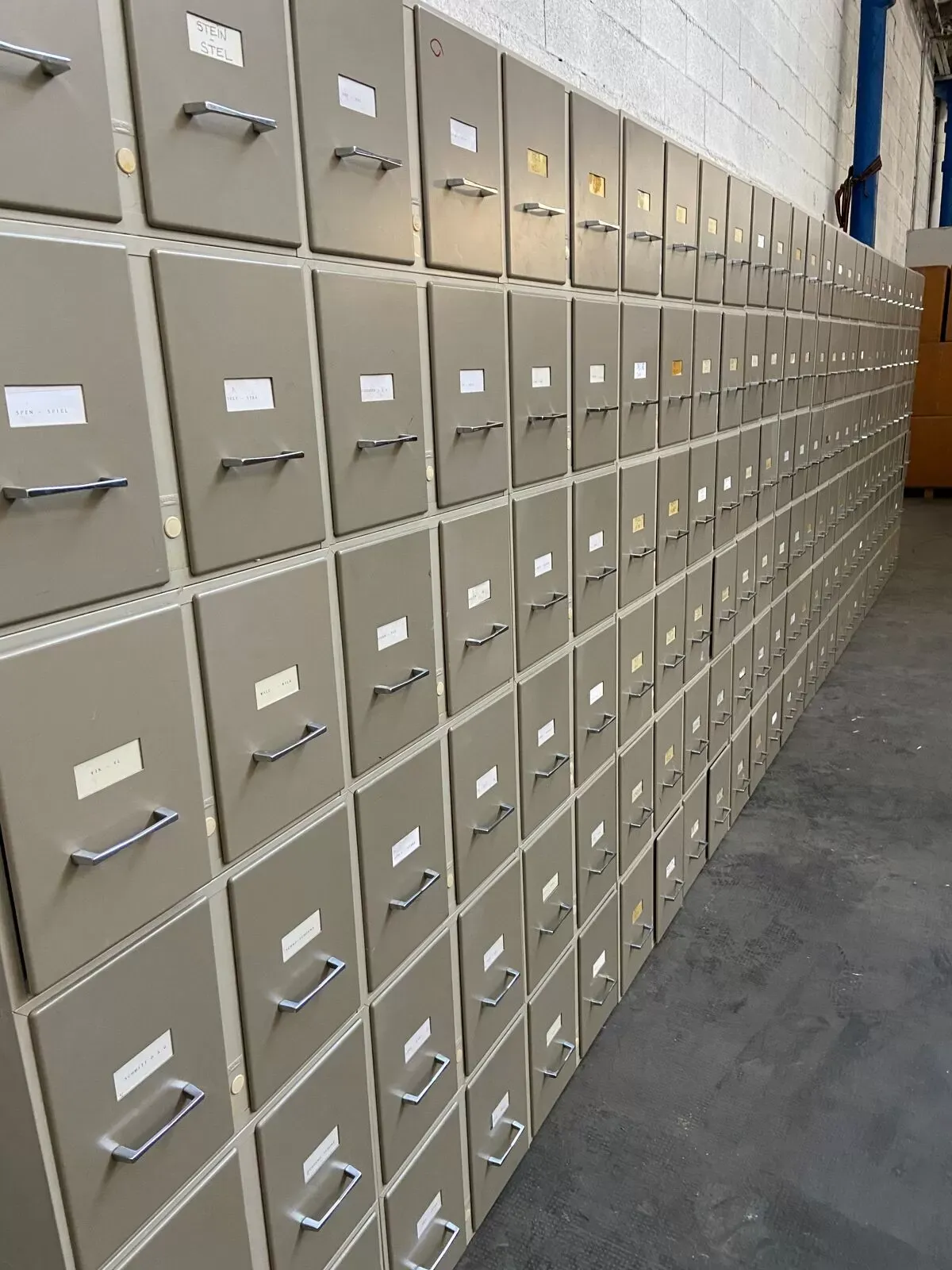 Illustration numéro 4 du produit Meuble de métier meuble d'archivage 168 tiroirs métal classeur industriel de val rex 1960s 64