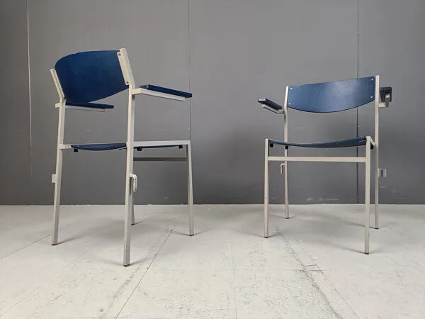 Illustration numéro 4 du produit Chaises empilables minimalistes en métal et contreplaqué par Gijs Van Der Sluis