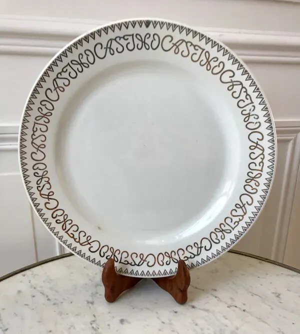 Illustration numéro 4 du produit Plat rond alphabet Digoin Sarreguemines modèle déposé ''Casino'' années 50