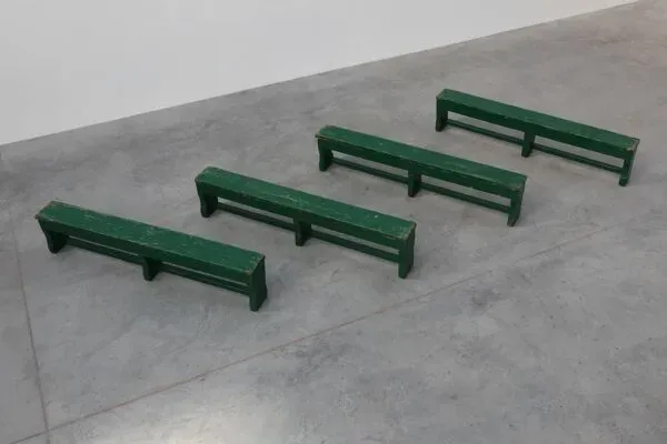 Illustration numéro 4 du produit Banc de ferme rustique et primitif en chêne massif, France vers 1900