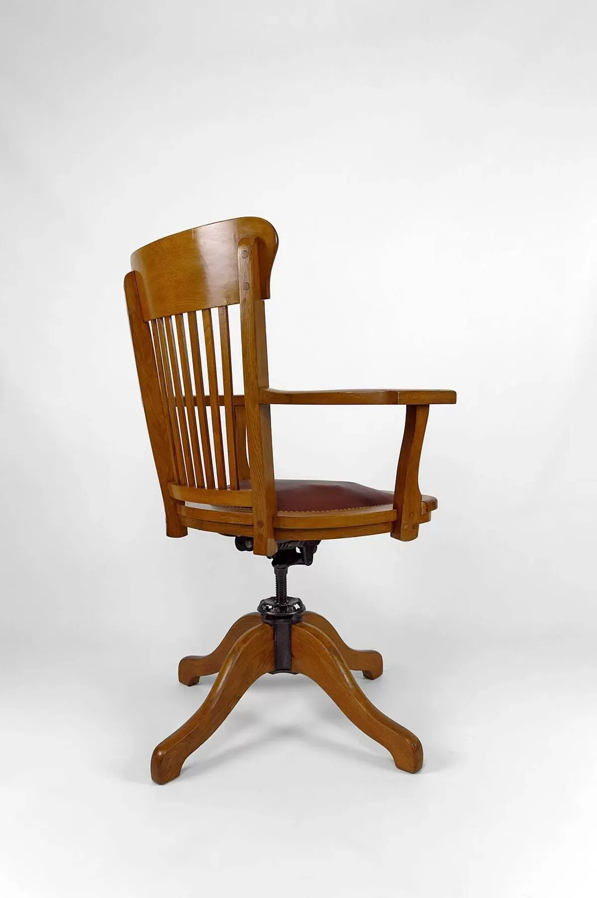 Illustration numéro 4 du produit Fauteuil de bureau américain pivotant en chêne, avec assise en cuir, USA, Circa 1900