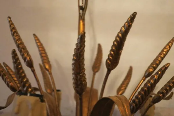 Illustration numéro 4 du produit Chandelier en tole en or, en forme de gerbe de blé, par Hans Kögl, années 1960.