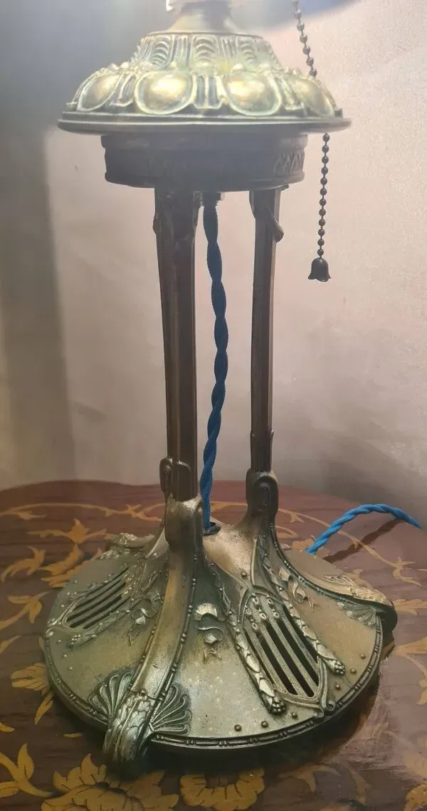 Illustration numéro 4 du produit Lampe ancienne regule patiné bronze art nouveau  abat jour verre vitrail