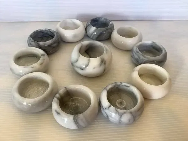 Illustration numéro 4 du produit Onze bougeoirs en marbre
