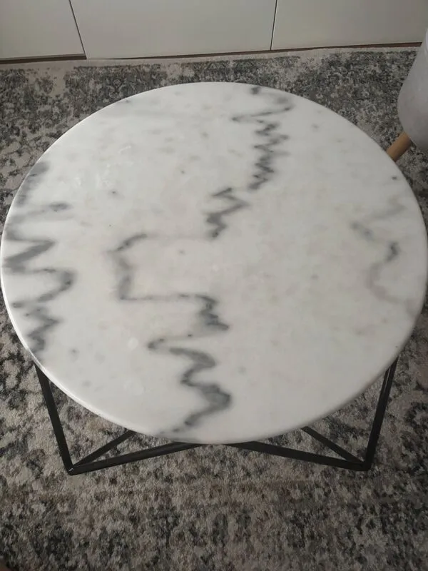Illustration numéro 4 du produit Table basse ronde en marbre et métal - Tikamoon