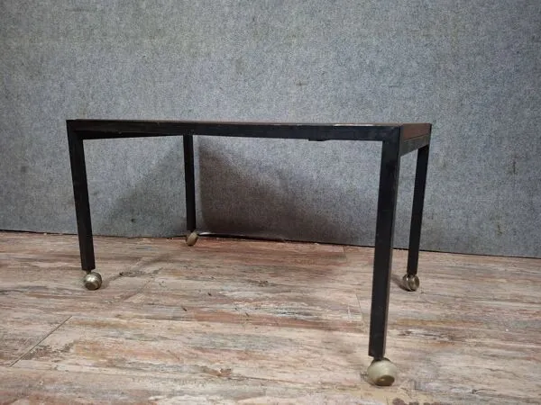 Illustration numéro 4 du produit Table basse moderniste, un plateau en bois massif à une structure en métal.