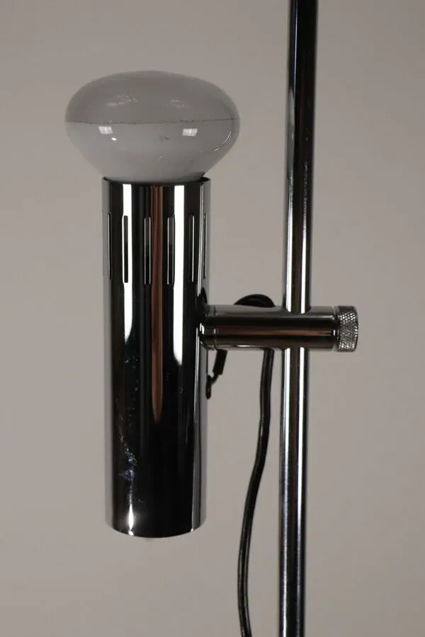Illustration numéro 4 du produit Lampadaire vintage en métal chromé - 1970