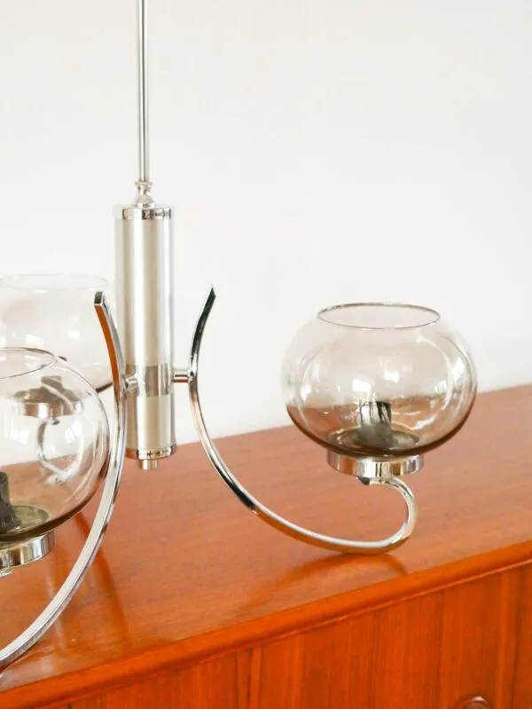 Illustration numéro 4 du produit Lustre Gaetano Sciolari, 3 feux, en chrome et verre fumé, 1970