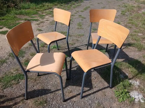 Illustration numéro 4 du produit Chaises d'écoliers