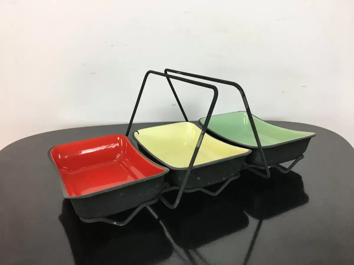 Illustration numéro 4 du produit Service à apéritif en tôle émaillée colorée, coupelles, ramequins