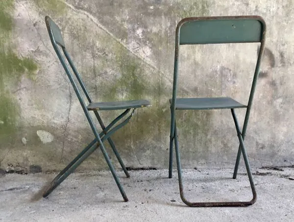 Illustration numéro 4 du produit Paire de chaises pliantes en métal militaires ou industrielles mi XXe