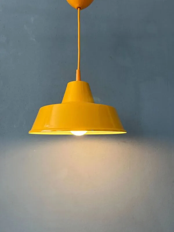 Illustration numéro 4 du produit Petite lampe à suspension industrielle vintage jaune