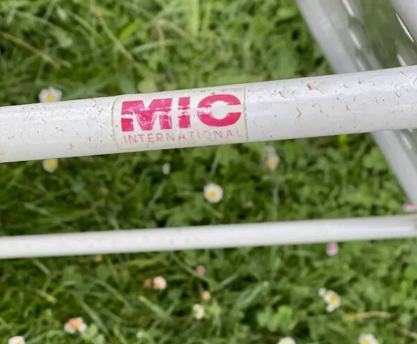 Illustration numéro 4 du produit Ensemble de 9 chaises pliantes métal perforé vintage 1970-80