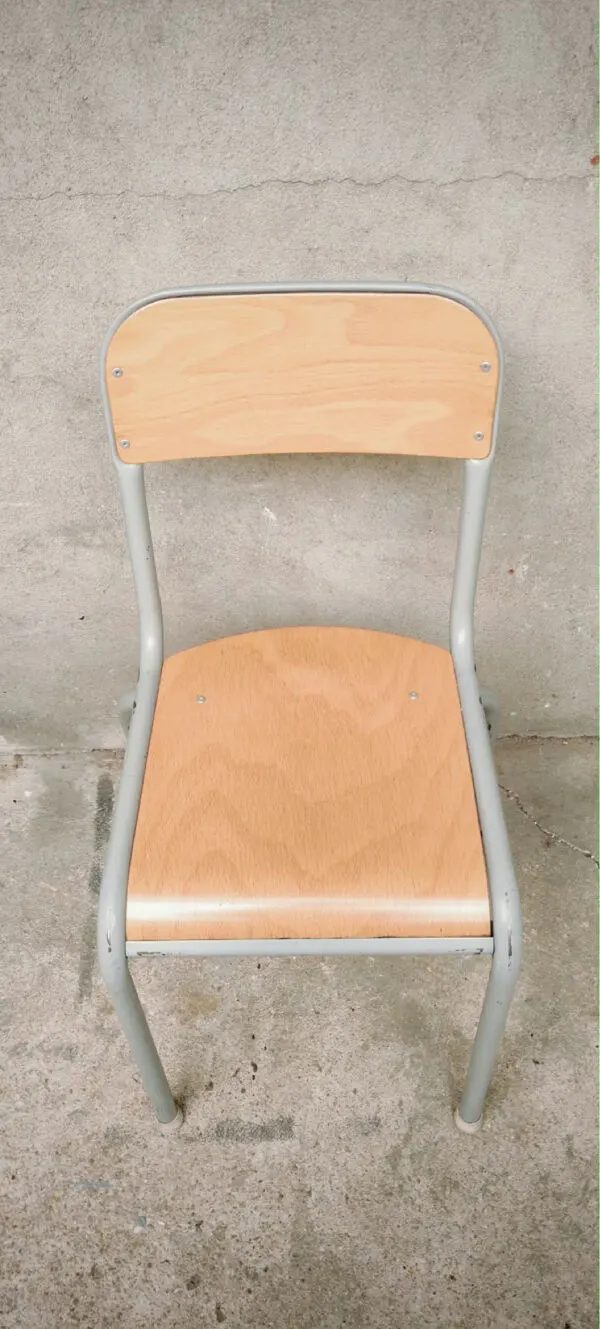 Illustration numéro 4 du produit Chaise d’école