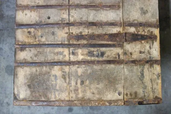 Illustration numéro 4 du produit Antique coffre de mariage bois et fer, Inde, XIXème