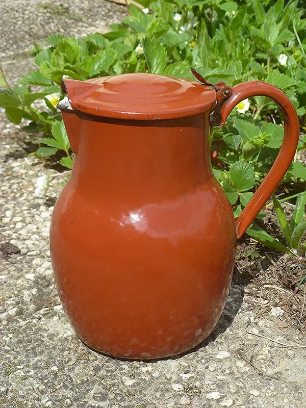 Illustration numéro 4 du produit Pichet en tole émaillée