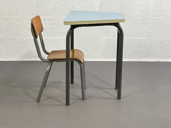 Illustration numéro 4 du produit Ensemble bureau et chaise écolier Mullca