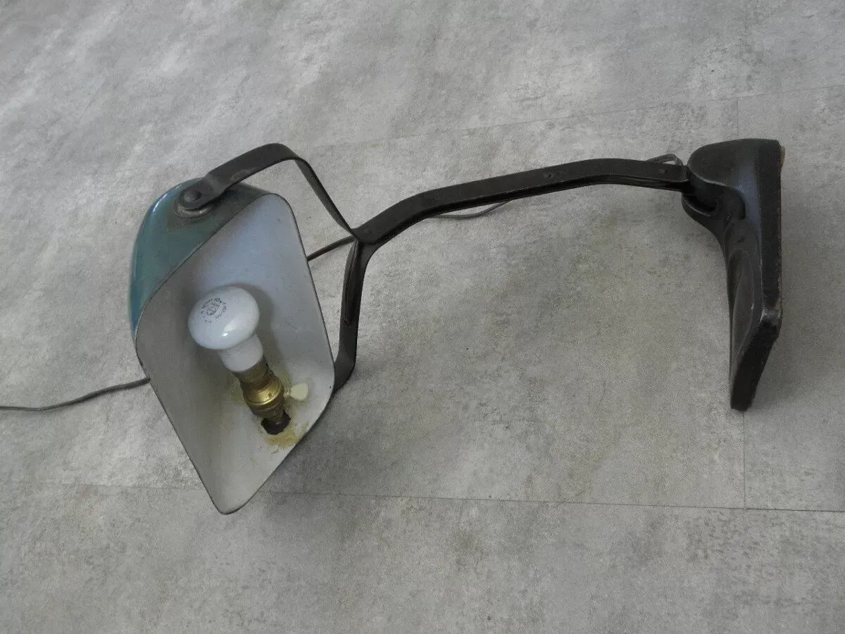 Illustration numéro 4 du produit Lampe de bureau avec vert émail abat-jour Switche