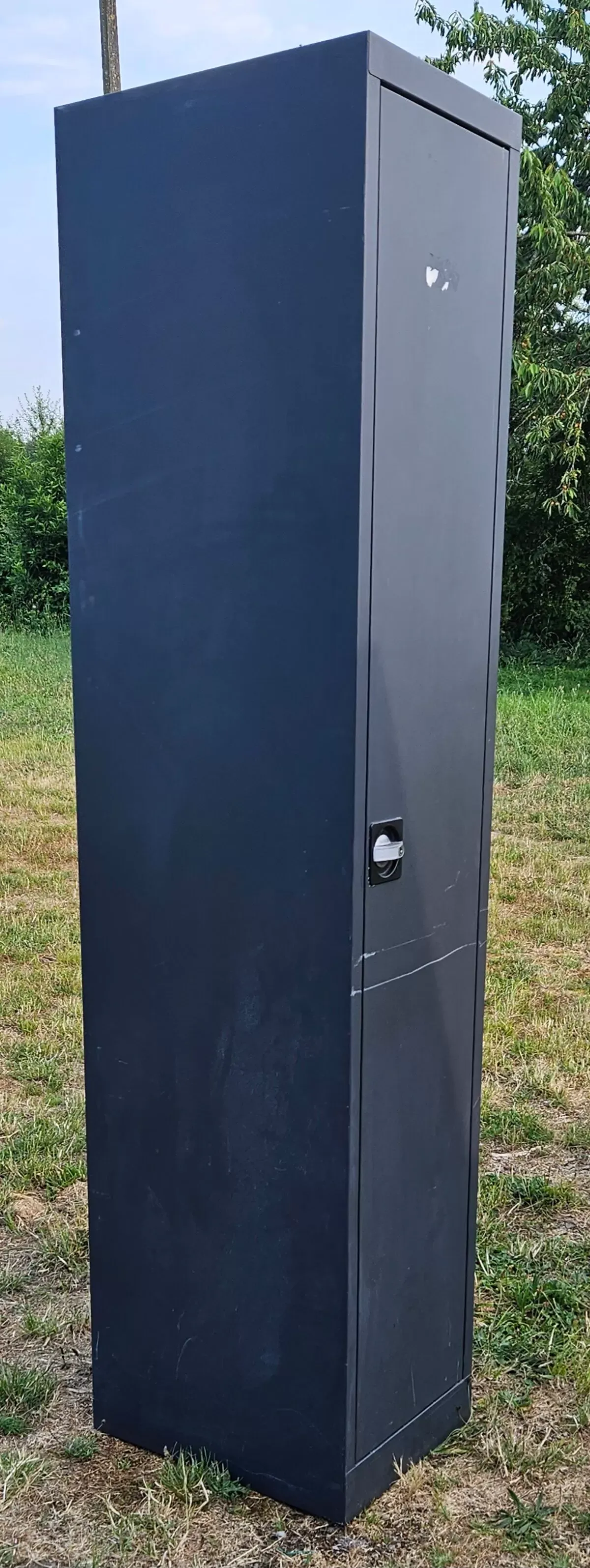 Illustration numéro 4 du produit Armoire vestiaire industrielle fer bleu marine