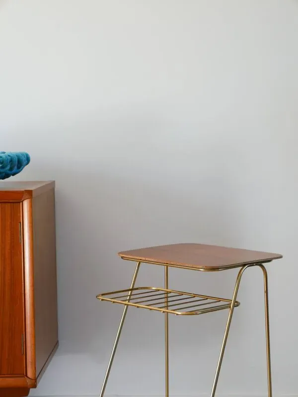 Illustration numéro 4 du produit Petite sellette en laiton et plateau en teck, 1960