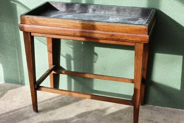 Illustration numéro 4 du produit Table de métier, début 20ème, en bois et zinc riveté