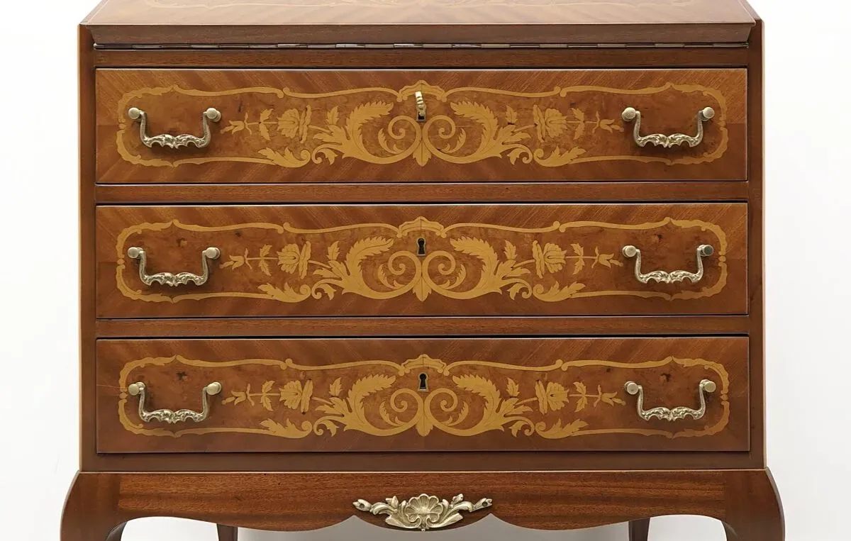 Illustration numéro 4 du produit Bureau ancien et ancien, marqueterie. Après rénovation professionnelle.