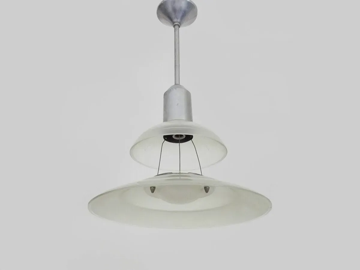 Illustration numéro 4 du produit Lustre, Suspension Space Age Soucoupe Volante style Holophane industriel en verre. Années 70