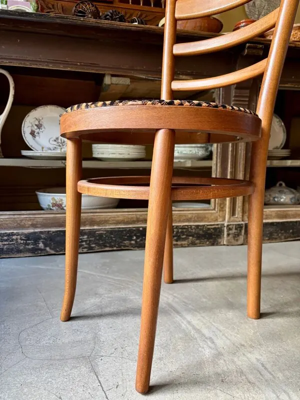 Illustration numéro 4 du produit Chaise bistrot Baumann en hêtre et coton géométrique orange et noir