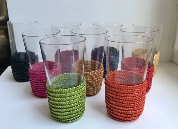 Illustration numéro 4 du produit Lot de 9 petits verres avec support en rotin coloré années 70