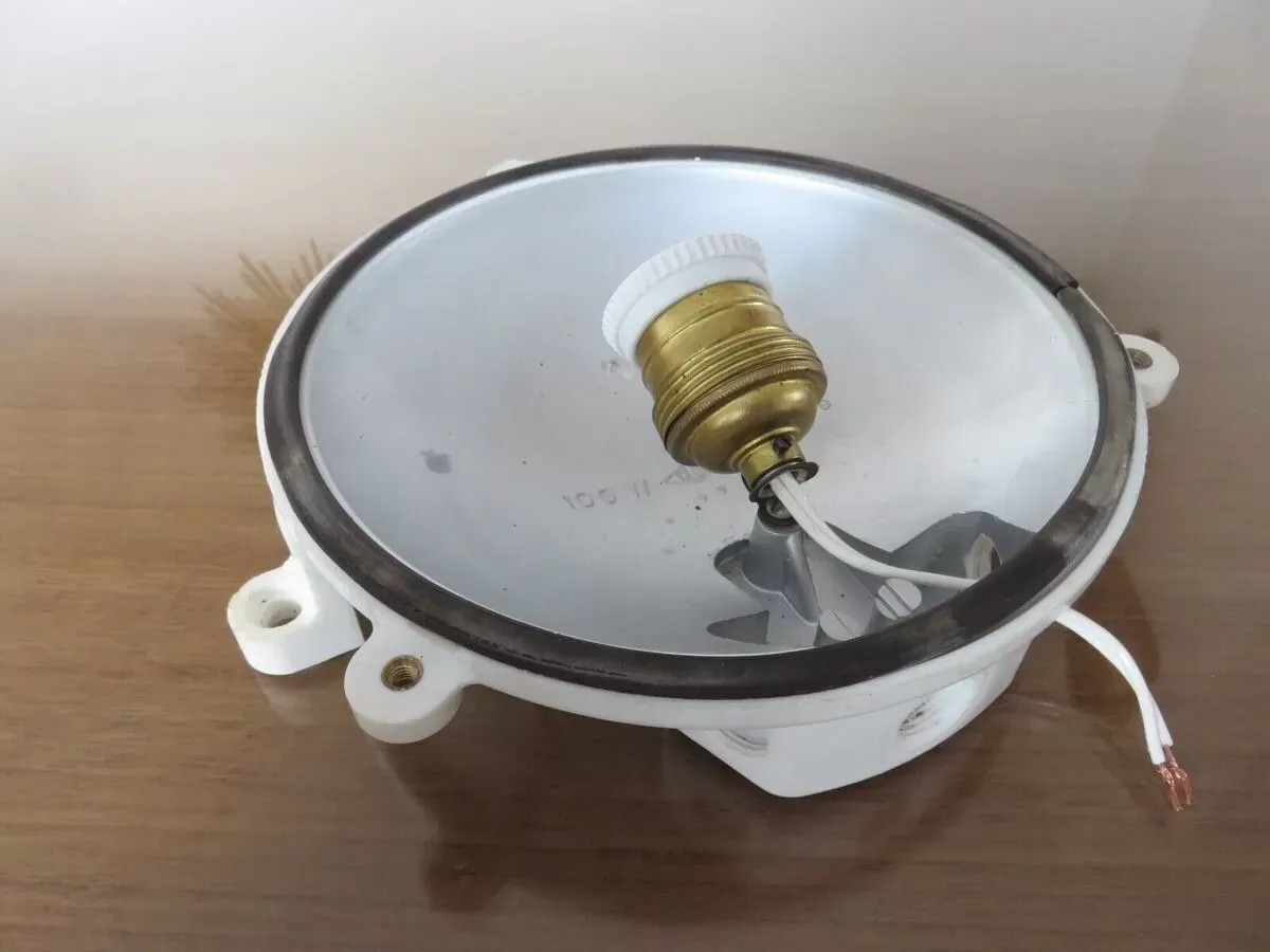 Illustration numéro 4 du produit Applique ou plafonnier hublot industriel marque '' bloc '' France années 60 70