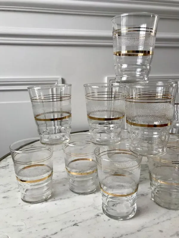 Illustration numéro 4 du produit Lot de 13 verres à eau granité à liserés dorés années 50-60