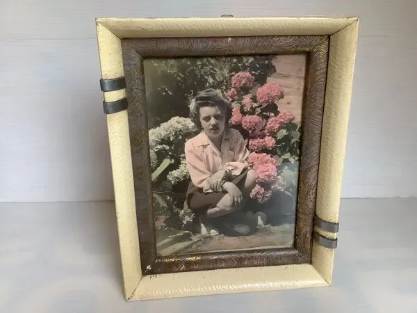 Illustration numéro 4 du produit Ancienne photographie femme aux hortensias