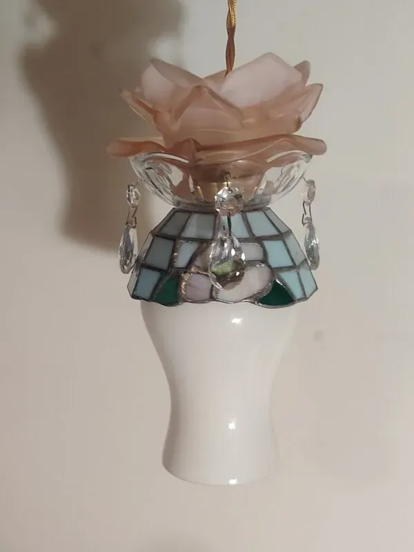 Illustration numéro 4 du produit Création rose sur vitrail en pampilles et opaline