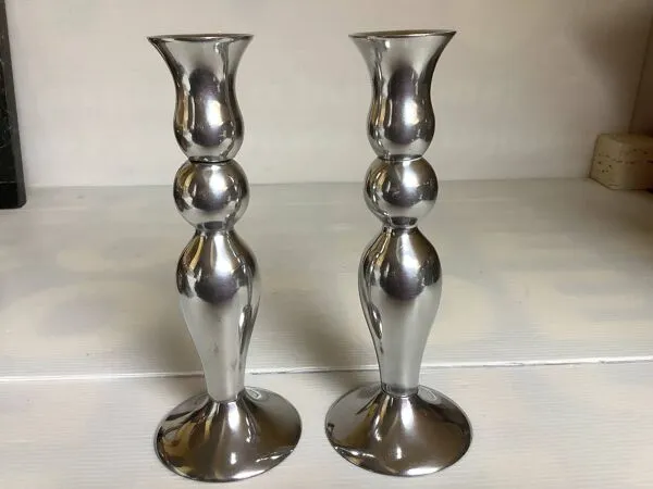 Illustration numéro 4 du produit Paire de bougeoirs argentés en métal