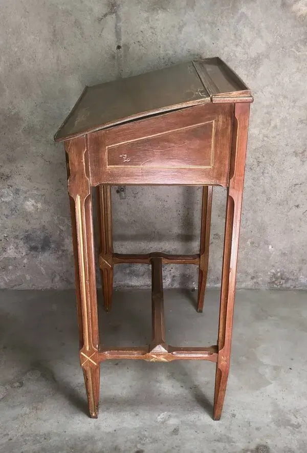 Illustration numéro 4 du produit Ancien Bureau Pupitre