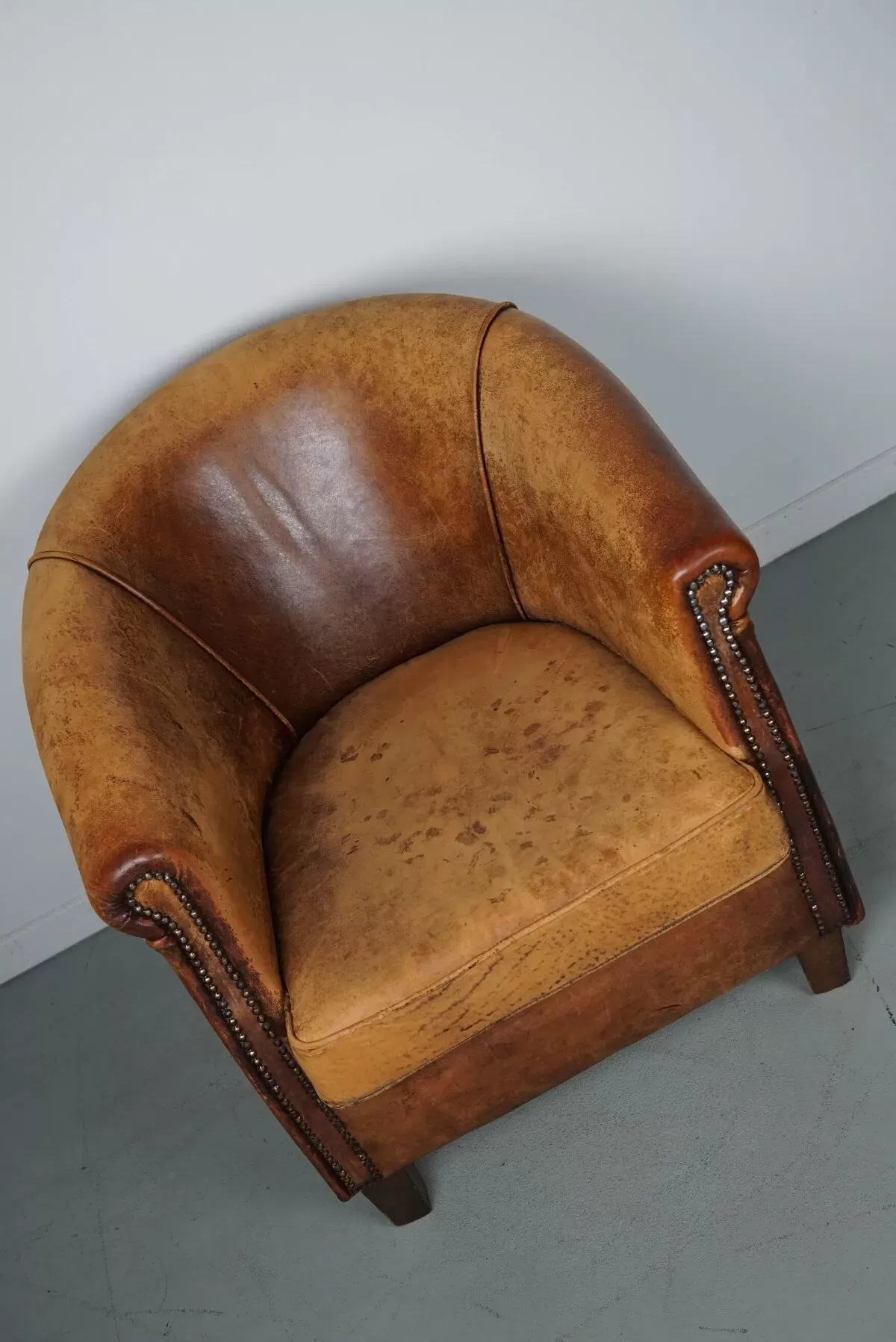 Illustration numéro 4 du produit Fauteuil club vintage en cuir couleur cognac, pays-bas